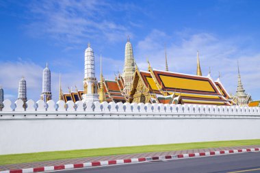 Wat Phra Kaew (Zümrüt Buddha Tapınağı) sokağı ve arka planı).