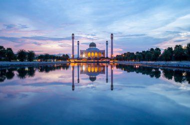 Central Camii, Songkhla Bölgesi, Tayland 'ın güneyindeki güzel günbatımı manzarası.