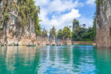 Üç taş cheow lan Gölü, khao sok Milli Parkı, Tayland.