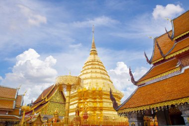 Golden pagoda Wat Phra Bu DOI Suthep Chiang Mai, Tayland bir yaz günü içinde
