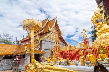 Golden pagoda Wat Phra Bu DOI Suthep Chiang Mai, Tayland bir yaz günü içinde