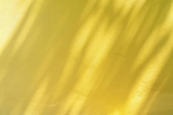天然阴影覆盖在黄色的灰泥墙混凝土纹理背景上 从窗户反射出的光 — 图库照片