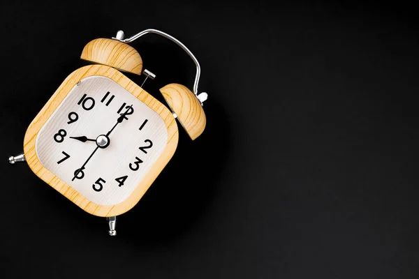 Relógio Alarme Madeira Vintage Fundo Preto Com Espaço Cópia — Fotografia de Stock