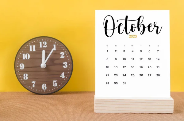 October 2023 Monthly Calendar 2023 Year Clock Yellow Table — Stock Photo, Image