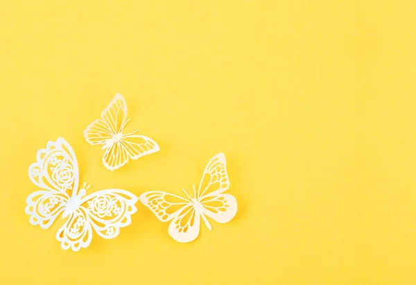 黄色背景上空白的纸制蝴蝶雕刻品 — 图库照片