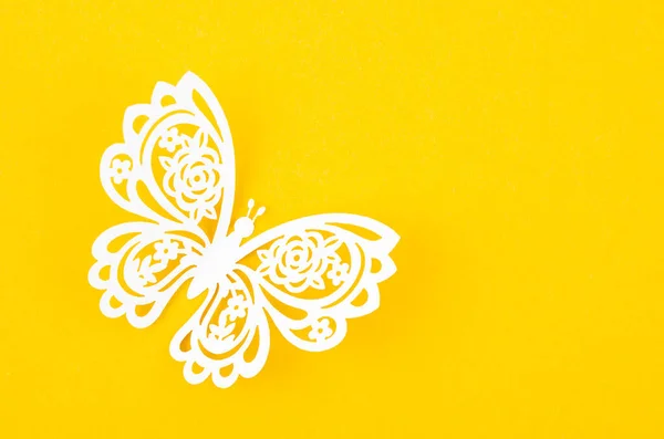 Talla Mariposa Papel Sobre Fondo Amarillo Con Espacio Vacío — Foto de Stock