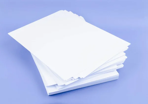 Mavi Arkaplanda Boş Kağıt Sayfaları Yığını — Stok fotoğraf