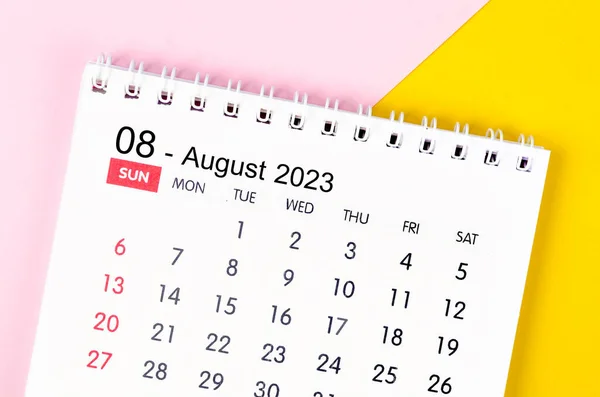 2023年8月美丽背景的2023年月度桌上日历 — 图库照片