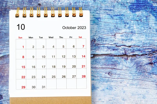 Oktober 2023 Månadsskrivbordskalender För 2023 Gammal Blå Trä Bakgrund — Stockfoto