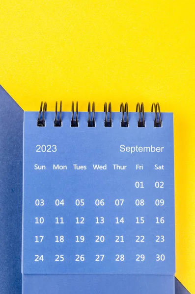 Eylül 2023 Mavi Sarı Arka Planda 2023 Yılı Için Aylık — Stok fotoğraf