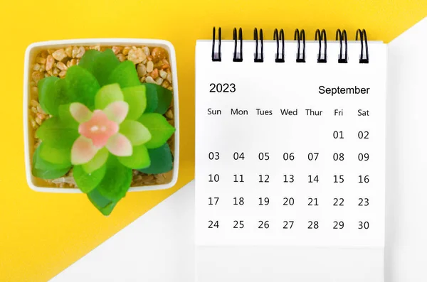 2023年9月2023年书桌月历 背景为黄色的小树 — 图库照片