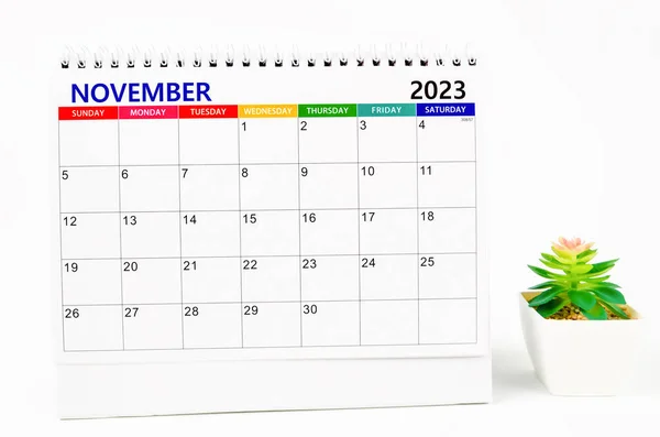 November 2023 Maandelijkse Bureaukalender Voor 2023 Jaar Met Plantenpot Geïsoleerd — Stockfoto