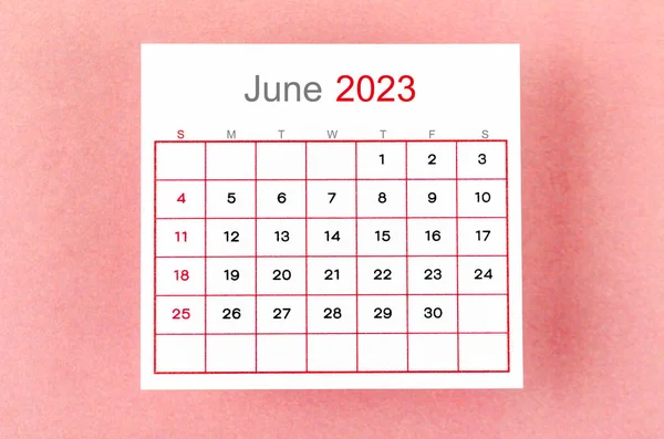 2023年6月パステルピンク色の背景に2023年のカレンダー — ストック写真