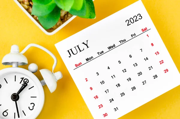 Juli 2023 Månadskalender För 2023 Med Väckarklocka Gul Bakgrund — Stockfoto