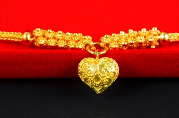 Collar Oro Forma Corazón Colgante Anillo Oro Caja Terciopelo Rojo — Foto de Stock