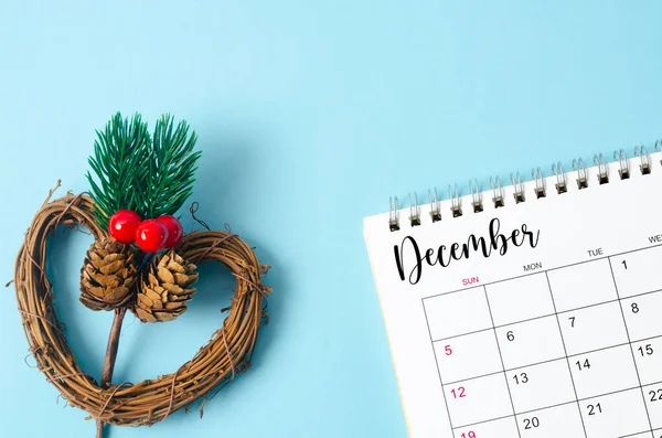 Δεκέμβριος Ημερολόγιο Γραφείο Και Χριστούγεννα Διακοσμούν Μπλε Φόντο — Φωτογραφία Αρχείου