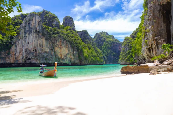 Thajský Tradiční Dřevěný Longtail Loď Krásná Pláž Provincii Phuket Thajsko — Stock fotografie