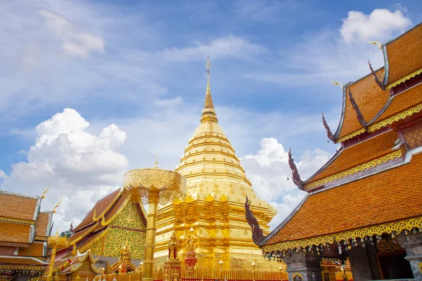 素贴在泰国清迈的一个夏日的金色宝塔 — 图库照片