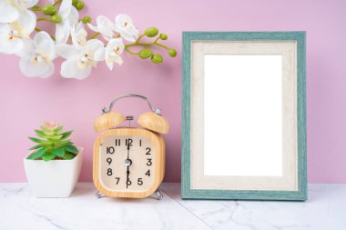 Siyah zemin üzerinde boş resim çerçevesi ve alarm saati kopyalama alanı ve içerisi için kırpma yolu.