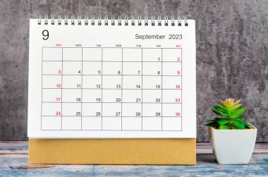 Eylül 2023 Aylık masa takvimi ahşap masa üzerinde saksı ile 2023 yılı.