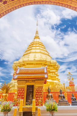 Golden pagoda Wat Phra Bu DOI Suthep Chiang Mai, Tayland bir yaz günü içinde