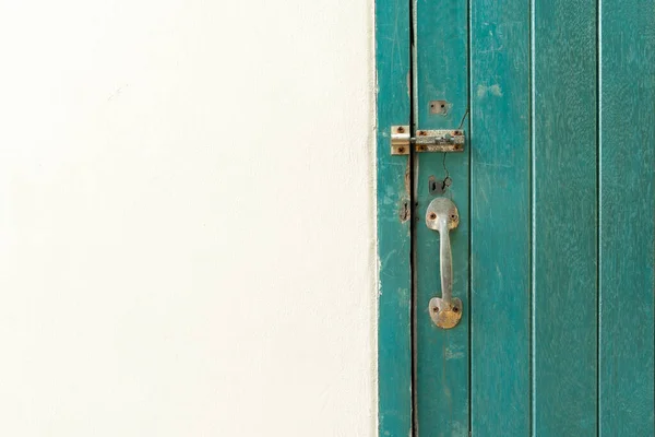 紧闭的挂锁挂在绿色的木门和墙壁上 — 图库照片