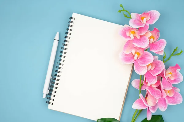 Cuaderno Abierto Blanco Orquídea Color Rosa Para Texto Mensaje —  Fotos de Stock