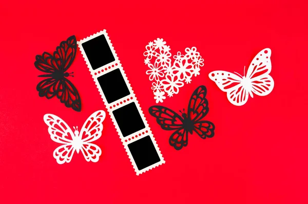 Filmový Pás Foto Papírové Rámečky Motýlí Papír Červeném Pozadí Uložit — Stock fotografie