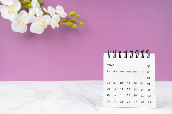 Juli 2023 Bureaukalender Witte Orchidee Bloem Houten Achtergrond — Stockfoto