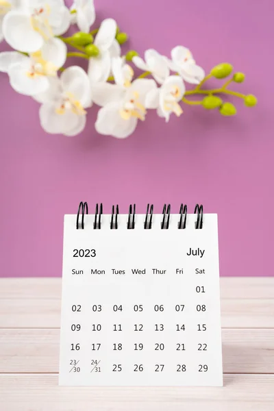 Juli 2023 Bureaukalender Witte Orchidee Bloem Houten Achtergrond — Stockfoto
