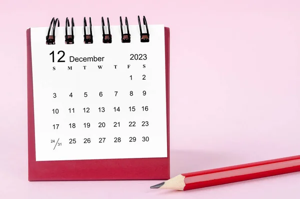 Декабрь 2023 Настольный Календарь Деревянный Карандаш Розовом Фоне — стоковое фото