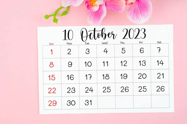 Ekim 2023 Takvim Sayfası Pembe Arkaplanda Pembe Orkide — Stok fotoğraf