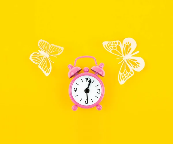 Rózsaszín Ébresztőóra Papír Pillangók Sárga Alapon — Stock Fotó
