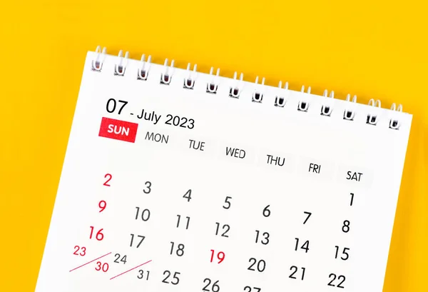 Juli 2023 Månadsskrivbordskalender För 2023 Gul Färg Bakgrund — Stockfoto