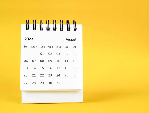 Agosto 2023 Calendario Escritorio Sobre Fondo Color Amarillo — Foto de Stock