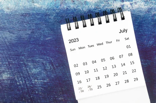2023 Temmuz Ayının Masa Takvimi Eski Mavi Ahşap Arka Planda — Stok fotoğraf