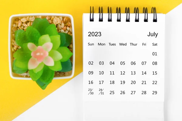Juli 2023 Monatlicher Schreibtischkalender Für 2023 Jahr Mit Kleinem Baum — Stockfoto