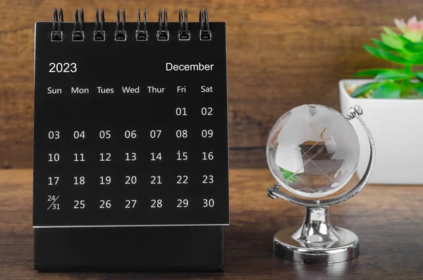 2023年12月桌子日历2023年12月黑色与水晶球对着木制桌子背景 — 图库照片