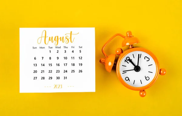 2023 Ağustos Ayı Takvimi Sarı Arka Planda Siyah Alarm Saati — Stok fotoğraf