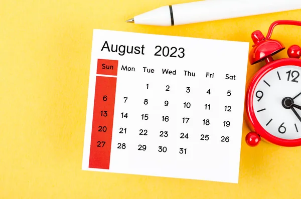 2023年8月2023年月历 带有黄色背景的闹钟 — 图库照片