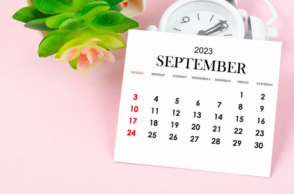 2023年9月ピンク色の背景にヴィンテージ目覚まし時計と2023年のカレンダー — ストック写真