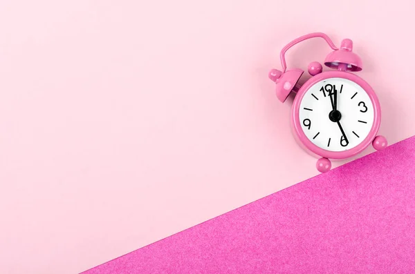 Reloj Despertador Color Rosa Vintage Sobre Fondo Rosa —  Fotos de Stock
