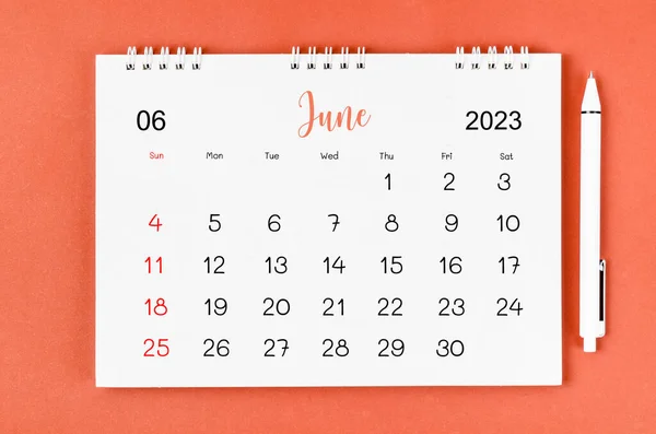 Červen 2023 Měsíční Kalendář Pro 2023 Rok Pero Červeném Pozadí — Stock fotografie
