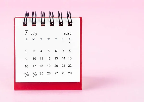 2023年7月ピンク色の背景にデスクカレンダー — ストック写真