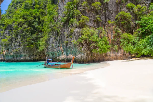 Ταϊλανδικό Παραδοσιακό Ξύλινο Σκάφος Longtail Και Όμορφη Παραλία Στην Επαρχία — Φωτογραφία Αρχείου