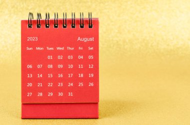 Kırmızı Ağustos 2023 Aylık masa takvimi altın renkli arka plan 2023 yılı için.