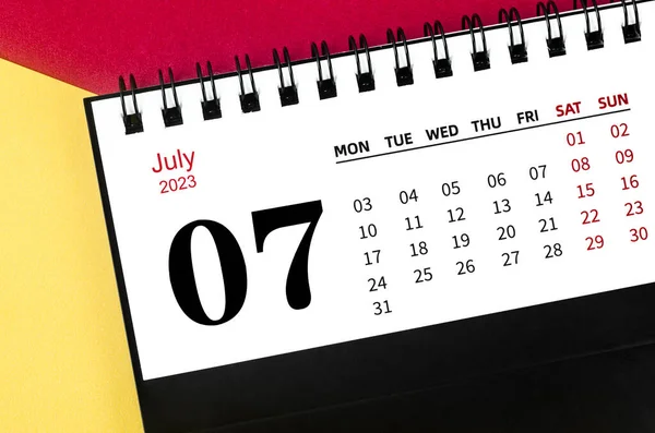 Juli 2023 Månadskalender För 2023 Gul Och Röd Bakgrund — Stockfoto