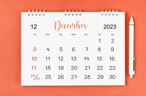 2023年12月デスクカレンダー2023年と赤の背景にペン — ストック写真