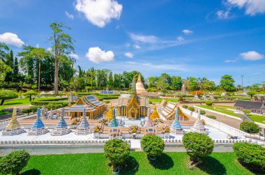 PATTAYA, THAILAND - Pattaya, Tayland 'da Mini Siyam, 3 Haziran 2017 Mini Siyam minyatür parkı - Ayutthaya Tarihi Parkının bir kopyası veya Wat Phra Srisunpetch.