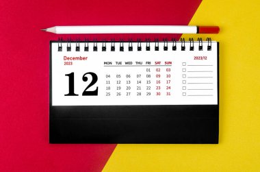 2023 Aralık ayının masa takvimi. Arka planda beyaz kalemle 2023 yılı..